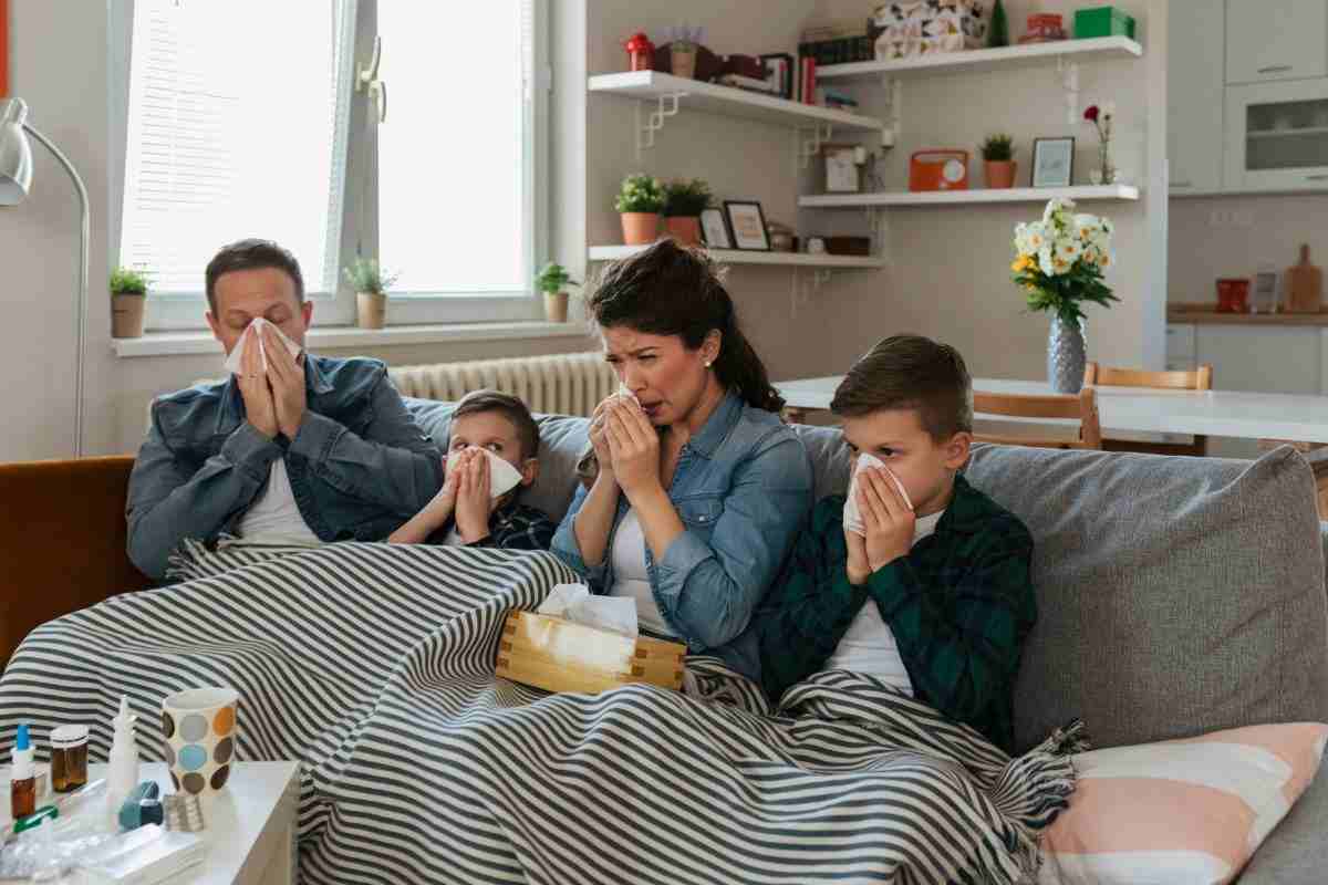 Intera famiglia a casa con l'influenza