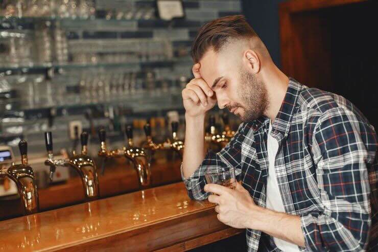 Uomo al bancone del bar